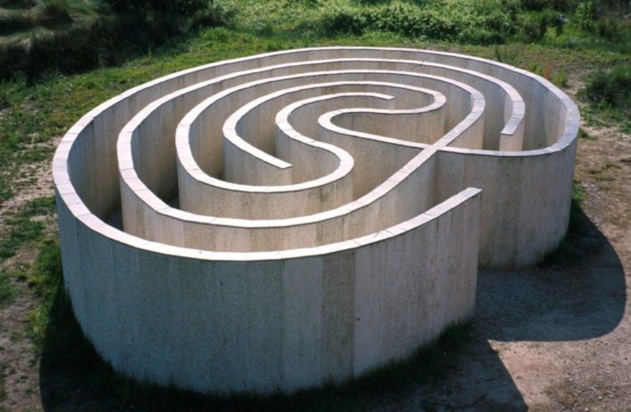 Las esculturas geométrico-minimalistas de Robert Morris